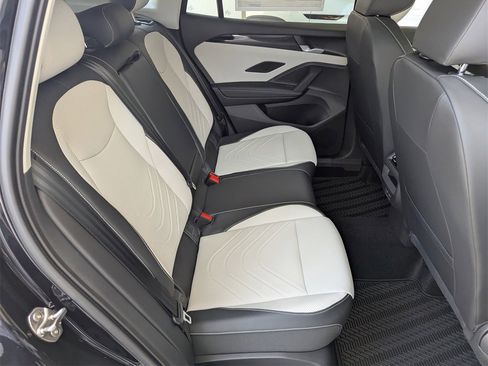 New 2025 Volkswagen Tiguan SE image 35