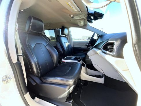 Used 2022 Chrysler Pacifica Touring-L FWD image 16