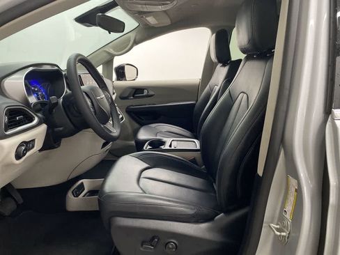 Used 2024 Chrysler Pacifica Touring-L FWD image 13