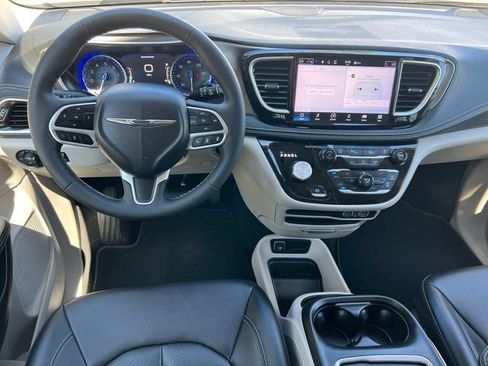 Used 2024 Chrysler Pacifica Touring-L AWD/4WD image 3