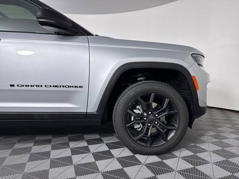 New 2025 Jeep Grand Cherokee Limited image 19