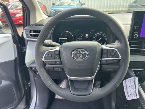 New 2026 Toyota Sienna XLE image 15