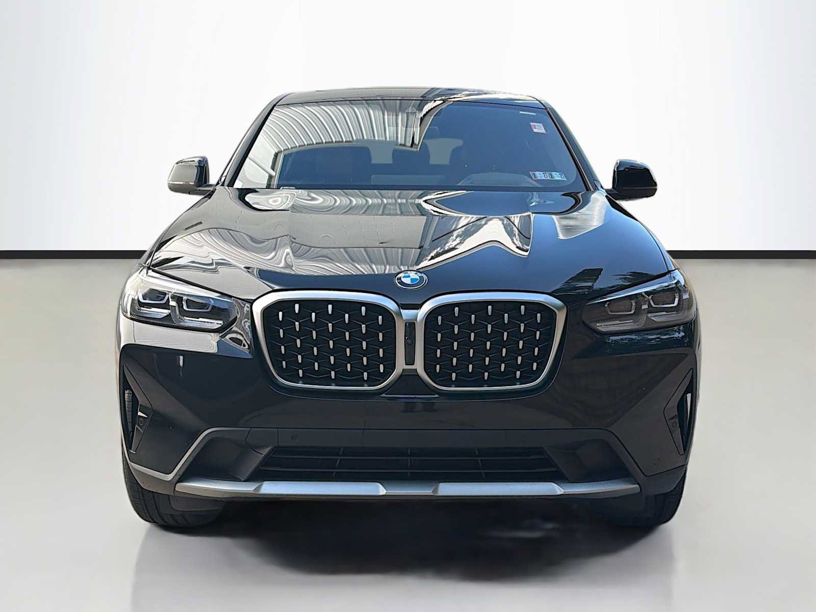 Used 2025 BMW X4 xDrive30i AWD/4WD image 2