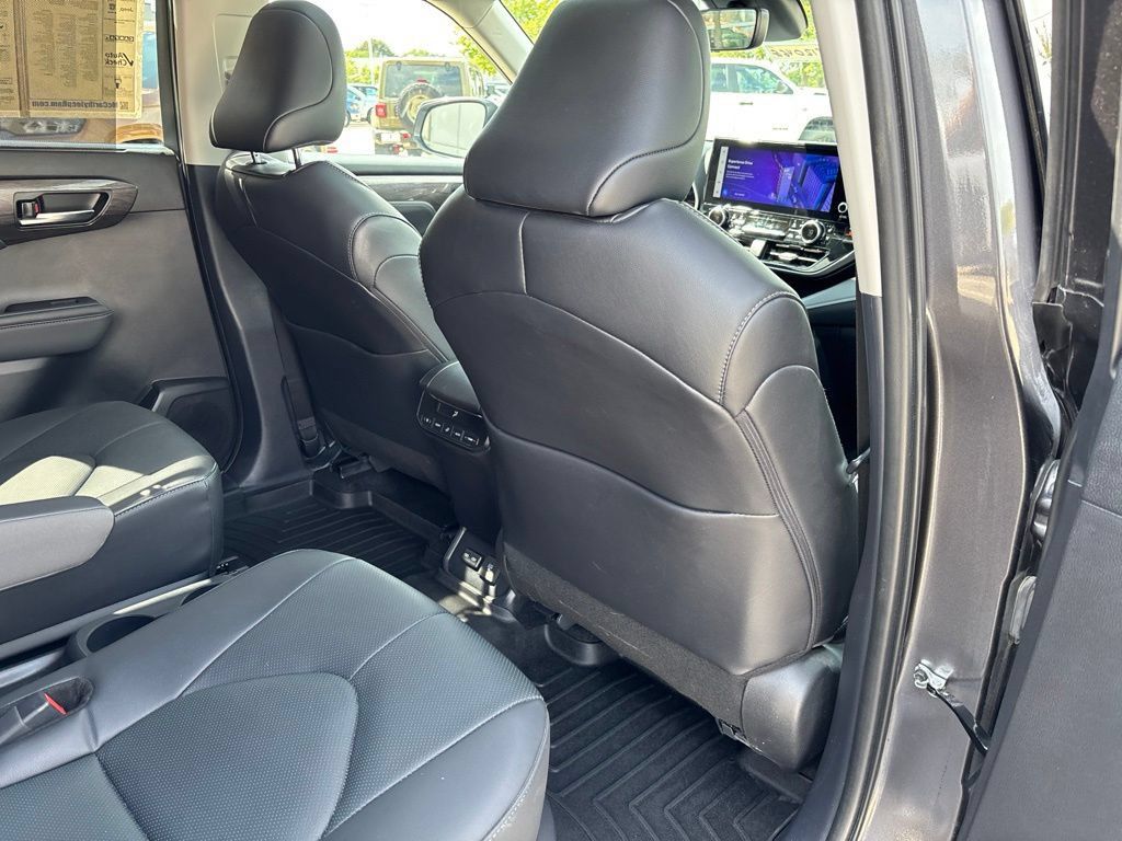 Used 2024 Toyota Highlander Limited AWD/4WD image 21