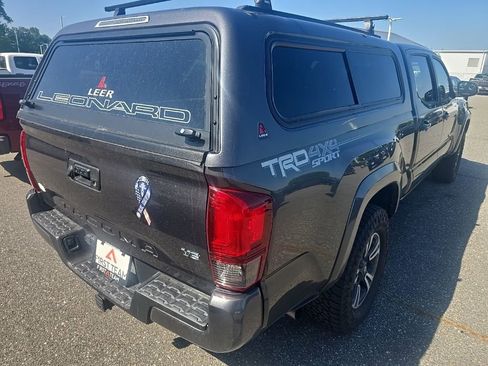 Used 2018 Toyota Tacoma TRD Sport AWD/4WD image 5