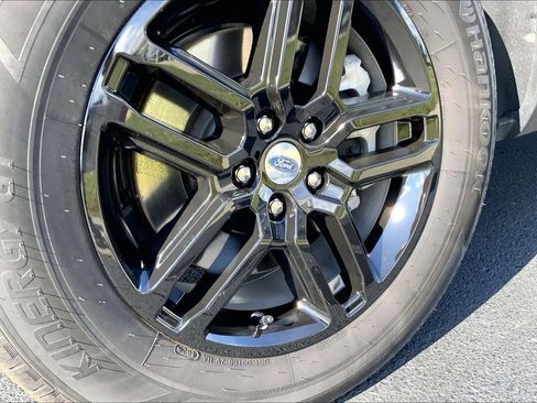 Used 2026 Ford Explorer Active AWD/4WD image 3