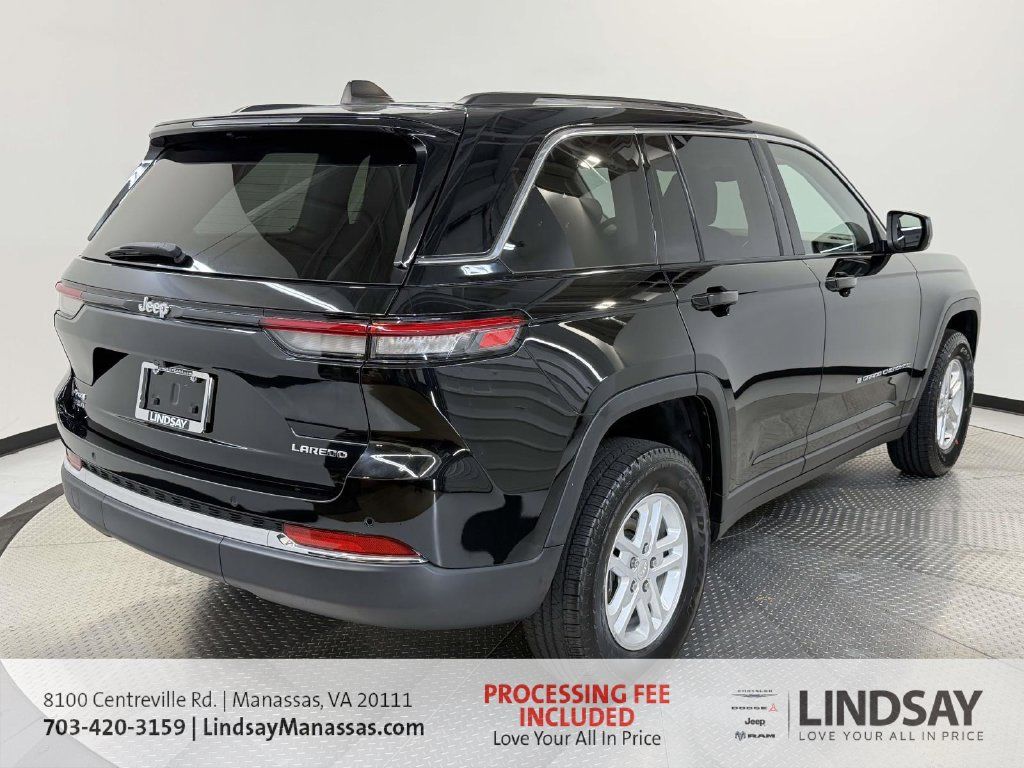 Used 2023 Jeep Grand Cherokee Laredo AWD/4WD image 9