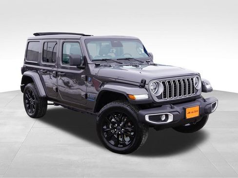 Used 2025 Jeep Wrangler Unlimited Sahara w/ Safety Group AWD/4WD image 2