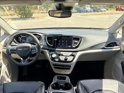 Used 2023 Chrysler Pacifica Touring-L FWD image 16