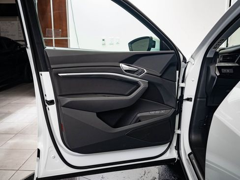 Used 2022 Audi e-tron Premium w/ Convenience Plus Package image 25