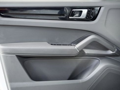 Used 2021 Porsche Cayenne Coupe image 6