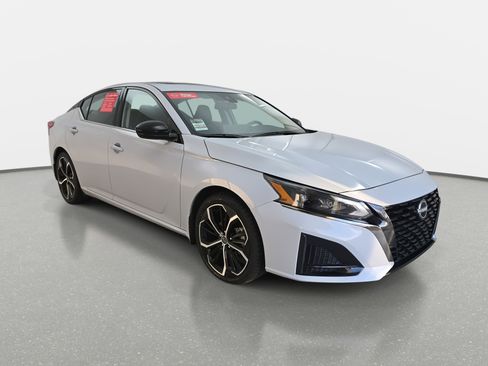 Certified 2023 Nissan Altima 2.5 SR w/ SR Premium Package image 3