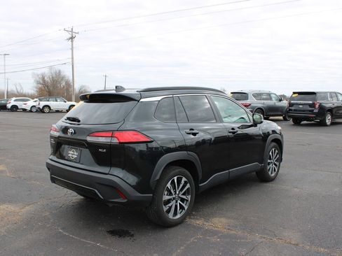 Used 2024 Toyota Corolla Cross XLE image 9
