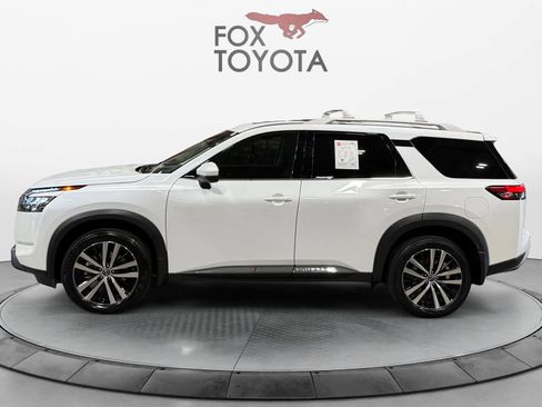 Used 2025 Nissan Pathfinder Platinum image 2