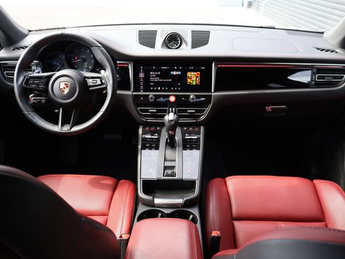 Used 2024 Porsche Macan AWD/4WD image 28
