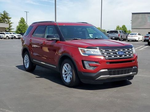 Used 2017 Ford Explorer XLT w/ Equipment Group 202A FWD image 2