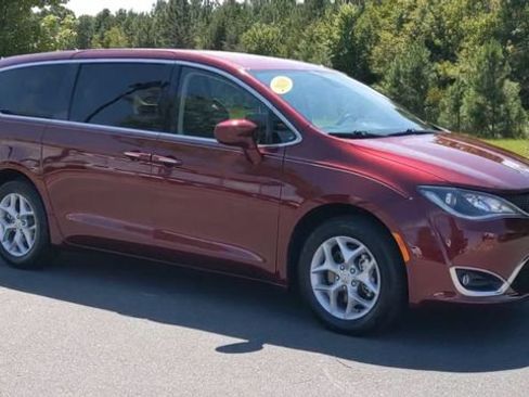 Used 2018 Chrysler Pacifica Touring Plus w/ Tire & Wheel Group FWD image 6