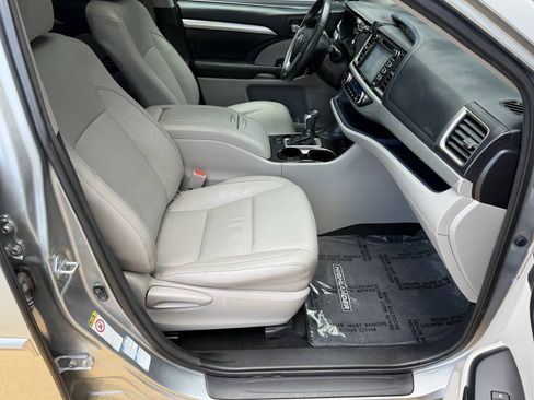 Used 2016 Toyota Highlander XLE AWD/4WD image 22