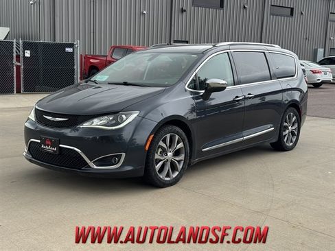 Used 2019 Chrysler Pacifica Limited FWD image 1