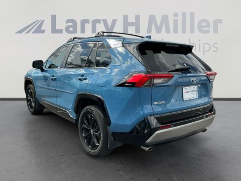 Used 2022 Toyota RAV4 SE w/ Convenience Package image 3