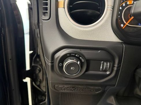 Used 2025 Jeep Wrangler Unlimited Sahara AWD/4WD image 15