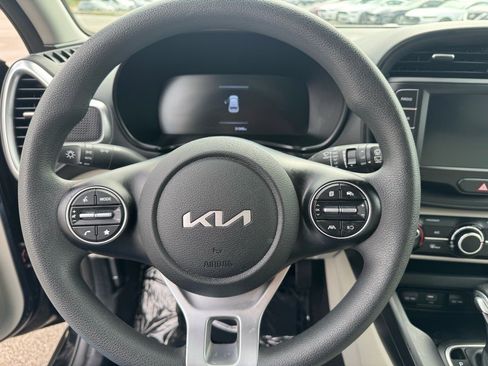 Used 2023 Kia Soul LX w/ LX Technology Package image 13