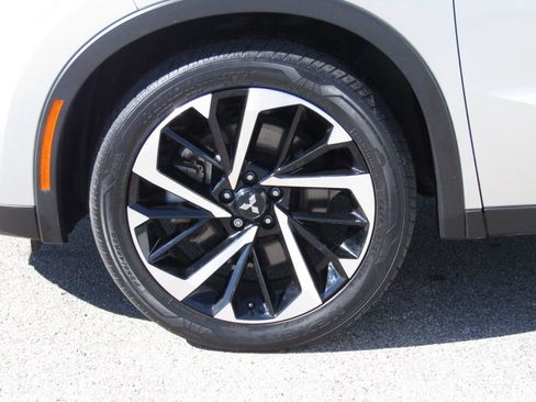 Used 2023 Mitsubishi Outlander SE image 4