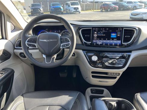 Used 2024 Chrysler Pacifica Touring-L image 13