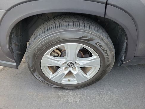 Used 2021 Toyota Highlander LE image 13