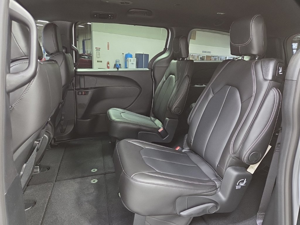 New 2026 Chrysler Pacifica Select w/ S Appearance Package FWD image 29