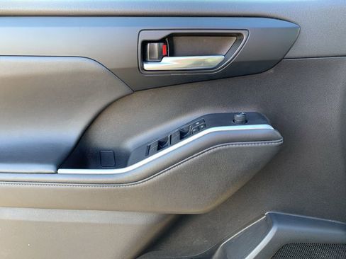 Used 2022 Toyota Highlander XLE image 11