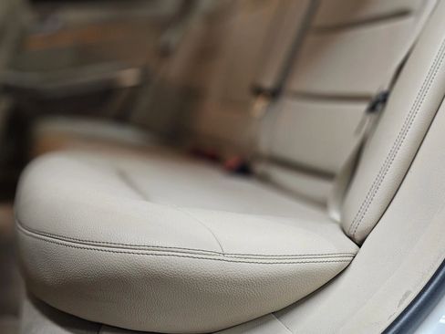 Used 2014 Mercedes-Benz E 250 BlueTEC Sedan image 36