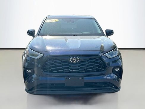 Used 2023 Toyota Highlander LE FWD image 2