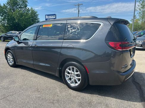 Used 2022 Chrysler Pacifica Touring-L FWD image 2