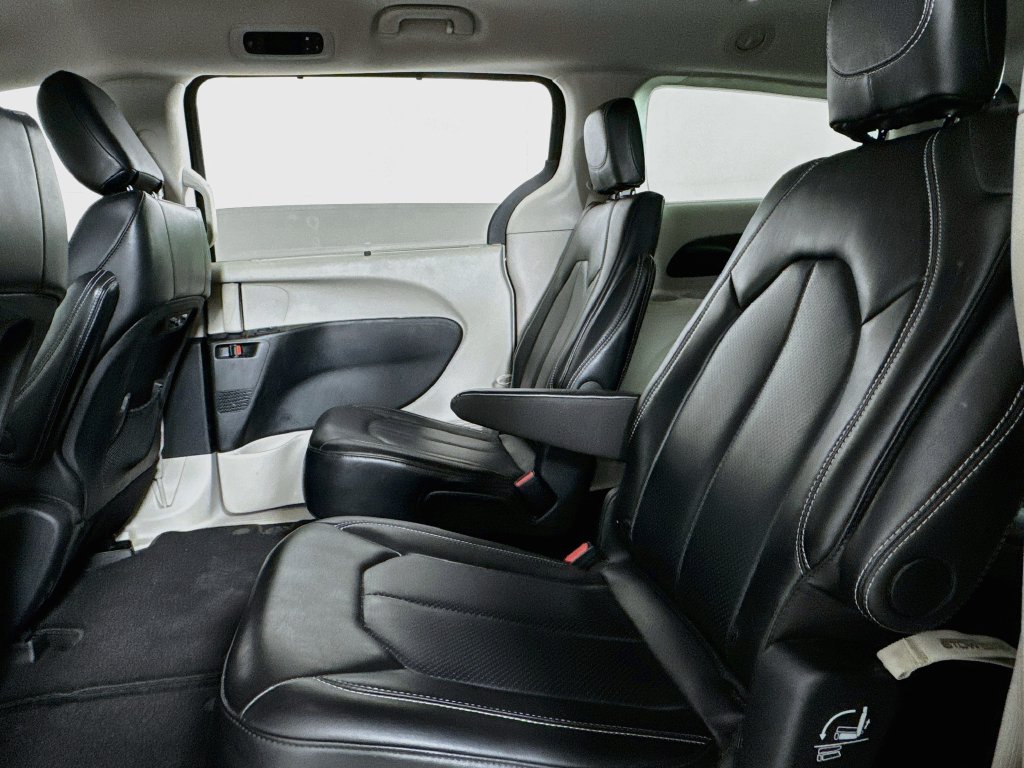 Used 2024 Chrysler Pacifica Touring-L FWD image 10