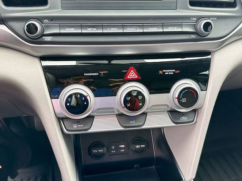 Used 2019 Hyundai Elantra SE image 15