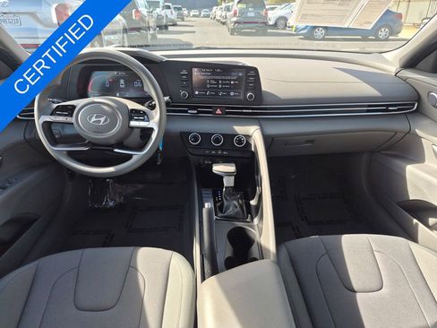 Used 2025 Hyundai Elantra SE image 24