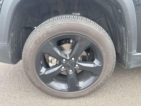 Used 2025 Jeep Grand Cherokee Altitude image 12