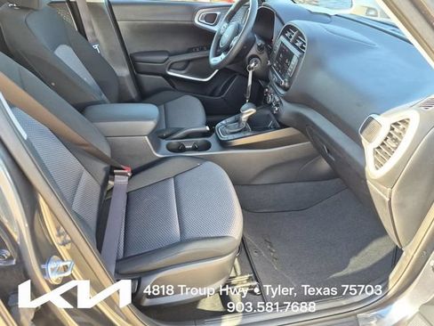 Certified 2025 Kia Soul LX w/ LX Technology Package FWD image 9