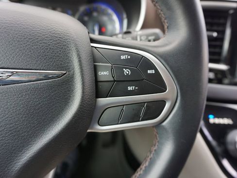 Used 2017 Chrysler Pacifica Touring-L w/ Tire & Wheel Group image 7