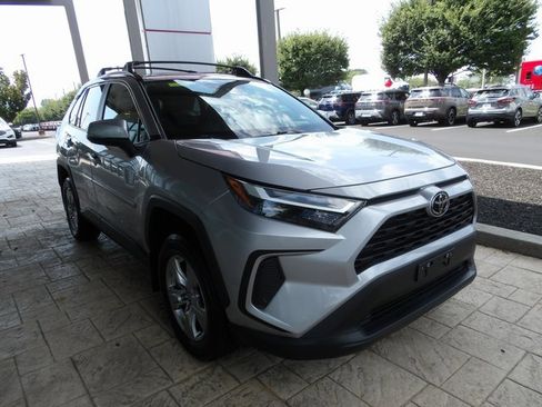 Used 2022 Toyota RAV4 XLE w/ Convenience Package image 3
