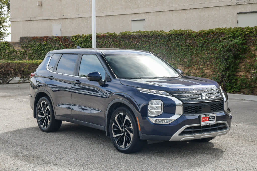 Used 2023 Mitsubishi Outlander SE FWD image 3