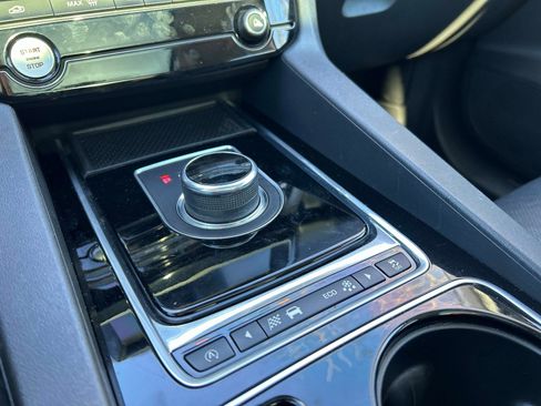Used 2017 Jaguar F-PACE Prestige image 26