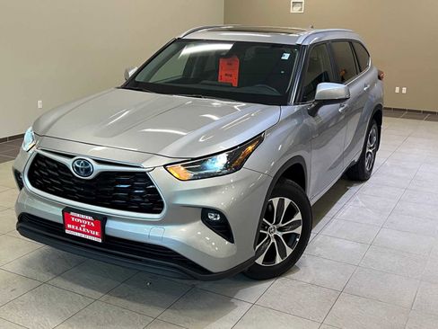 Certified 2024 Toyota Highlander XLE image 1