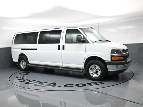 Used 2025 Chevrolet Express 3500 LT w/ LT Preferred Equipment Group RWD image 2