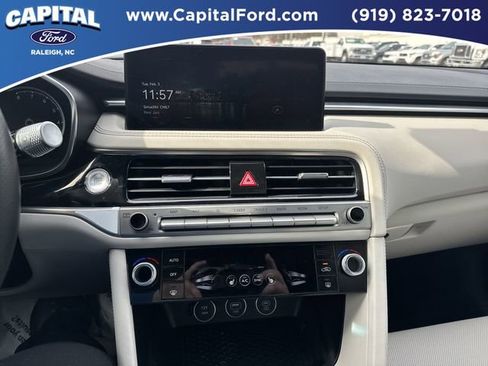 Used 2025 Genesis G70 2.5T image 23