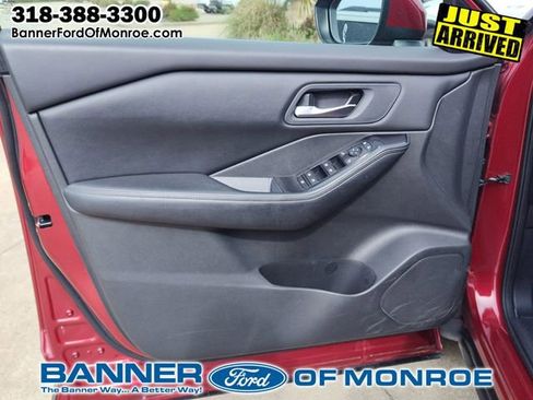 Used 2024 Nissan Rogue SV image 12