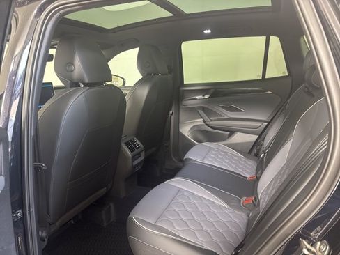 Used 2025 Volkswagen Tiguan SEL R-Line image 12