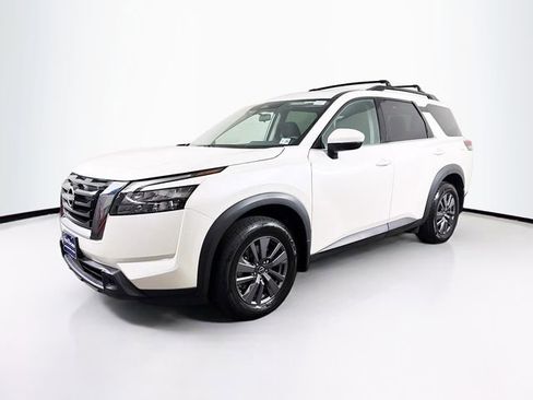 Certified 2023 Nissan Pathfinder SV w/ SV Premium Package AWD/4WD image 3
