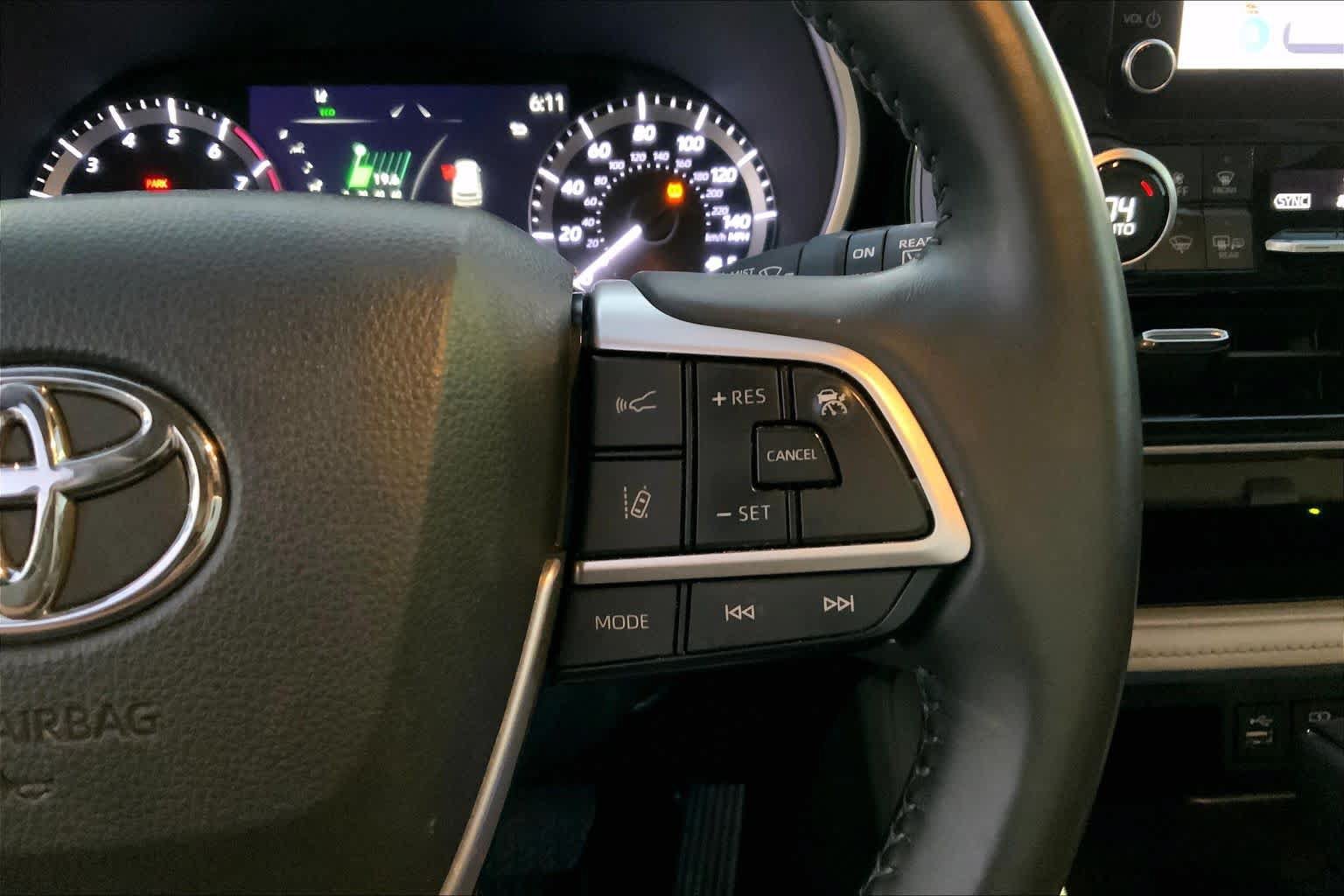 Used 2024 Toyota Highlander XLE FWD image 22